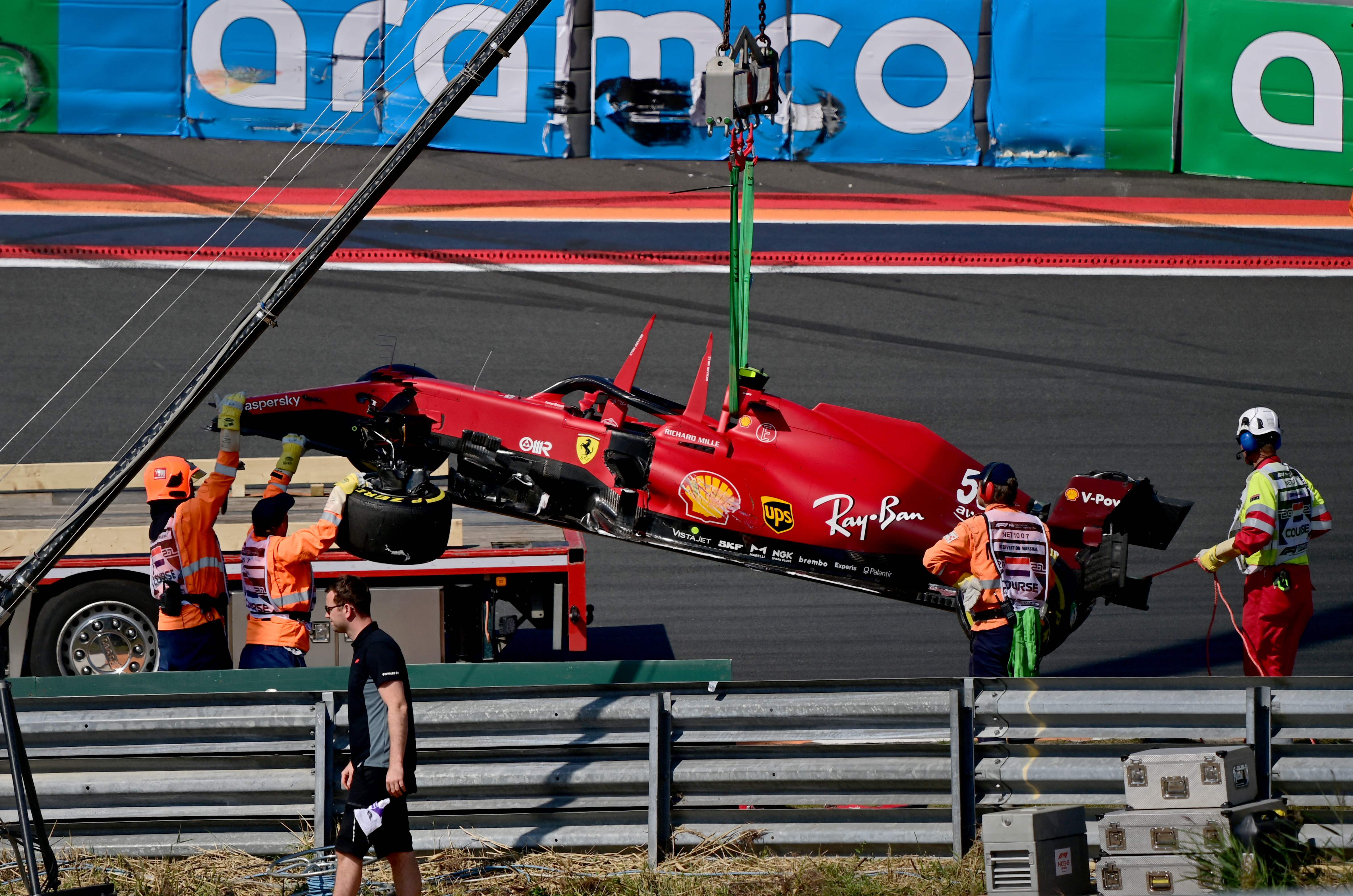 El Ferrari del español Carlos Sainz mientras era remolcado de la pista después de estrellarse en el circuito de Zandvoort. (Foto Prensa Libre: AFP)