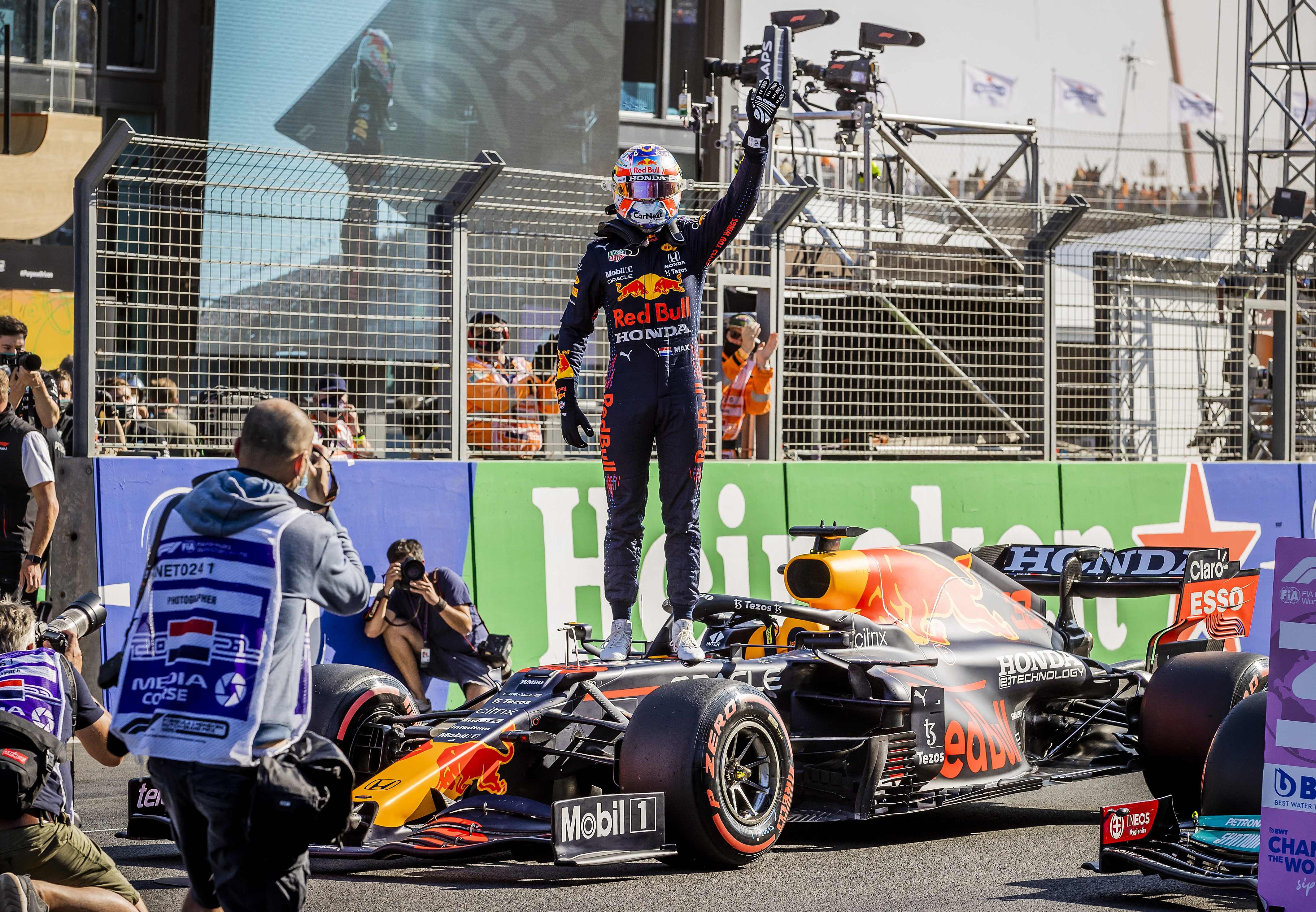 El neerlandés de Red Bull Max Verstappen celebra en el parc ferme del circuito de Zandvoort después de cronometrar el mejor tiempo de la etapa de calificación. (Foto Prensa Libre: AFP)