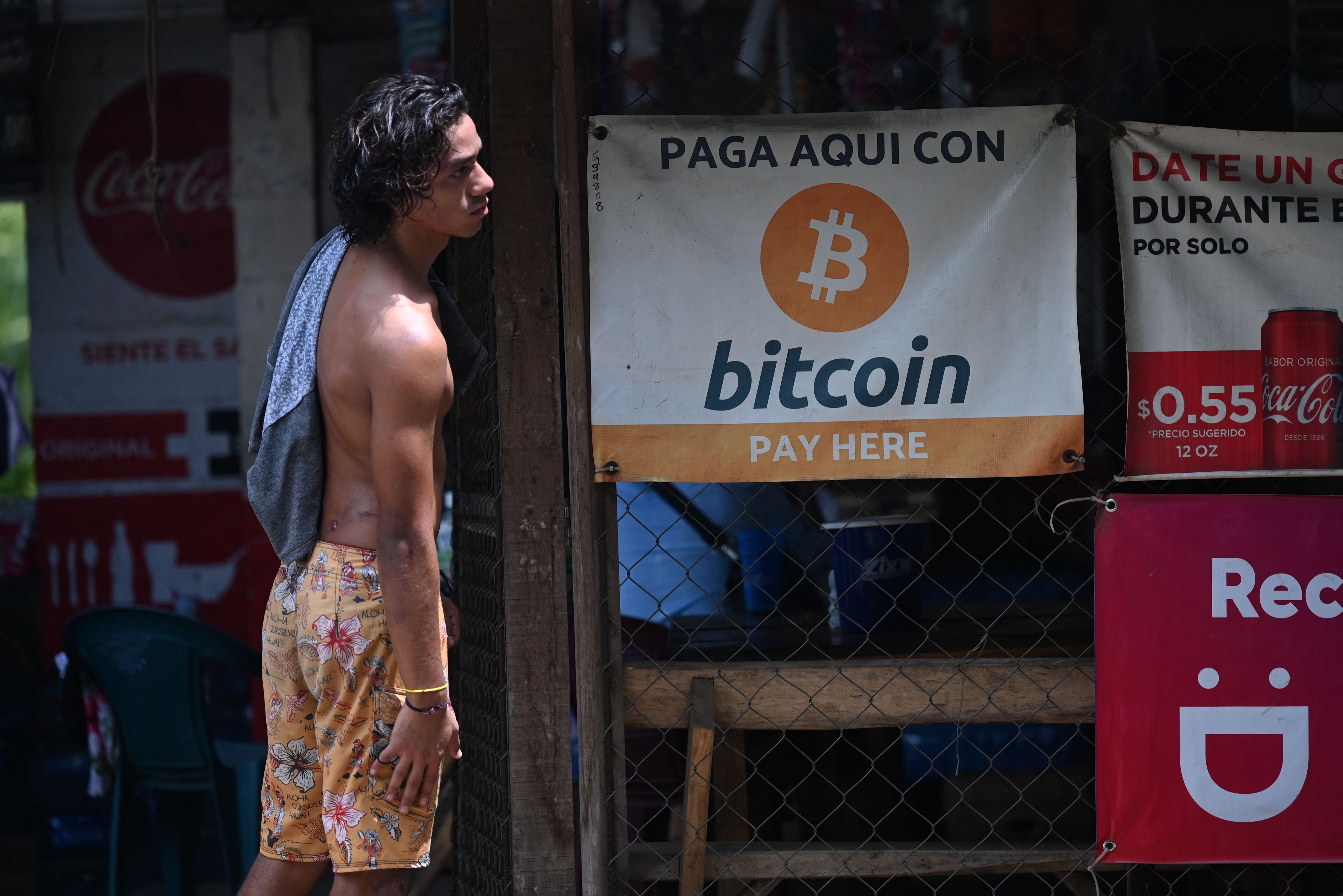 En el Zonte, La Libertad, hay mensajes en tiendas que aceptan bitcóin. Foto: AFP