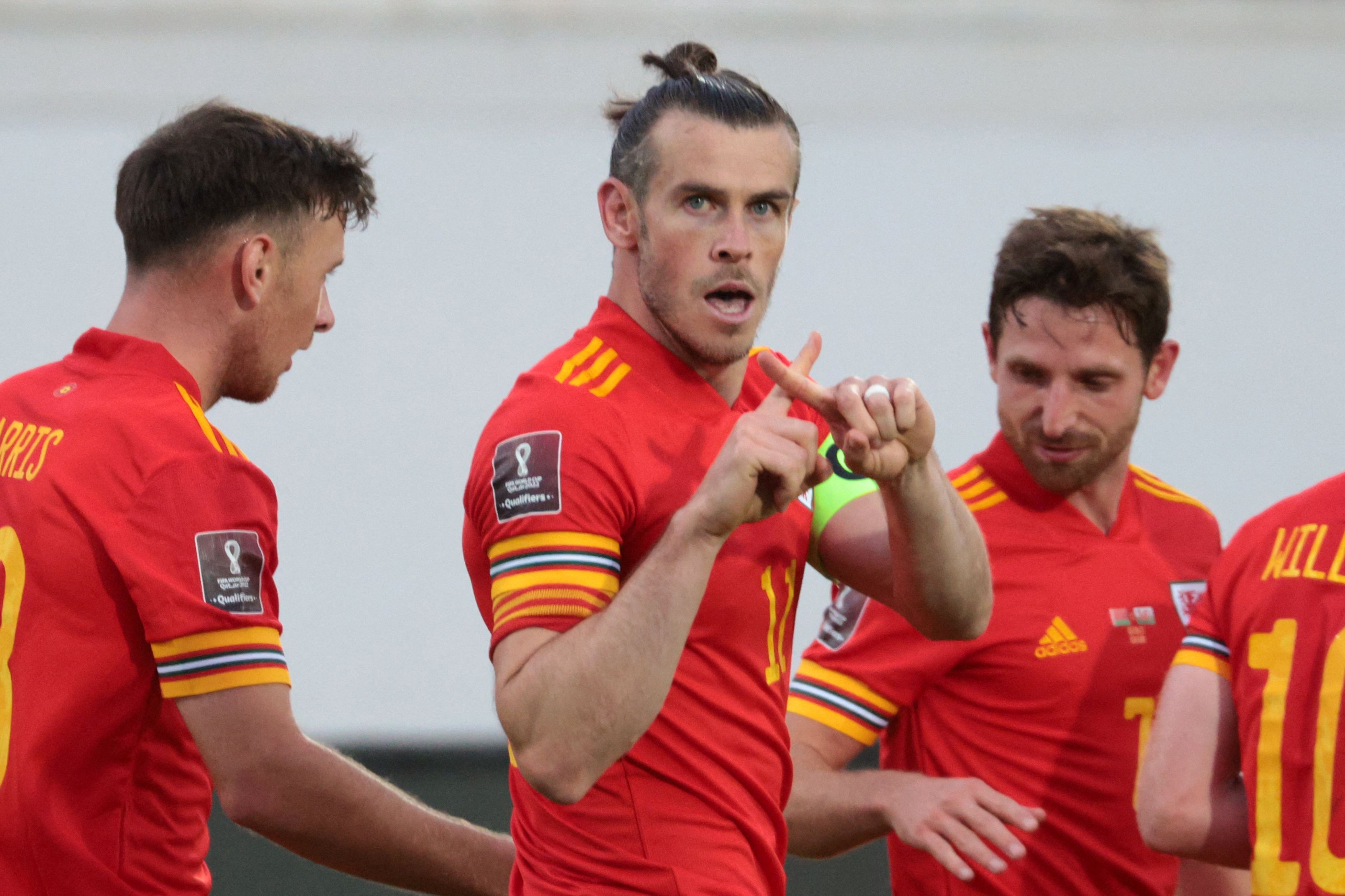 El delantero galés Gareth Bale (Centro) celebra con sus compañeros luego de marcar su tercer gol ante Bielorrusia por las eliminatorias rumbo a Catar 2022.(Foto Prensa Libre: AFP)