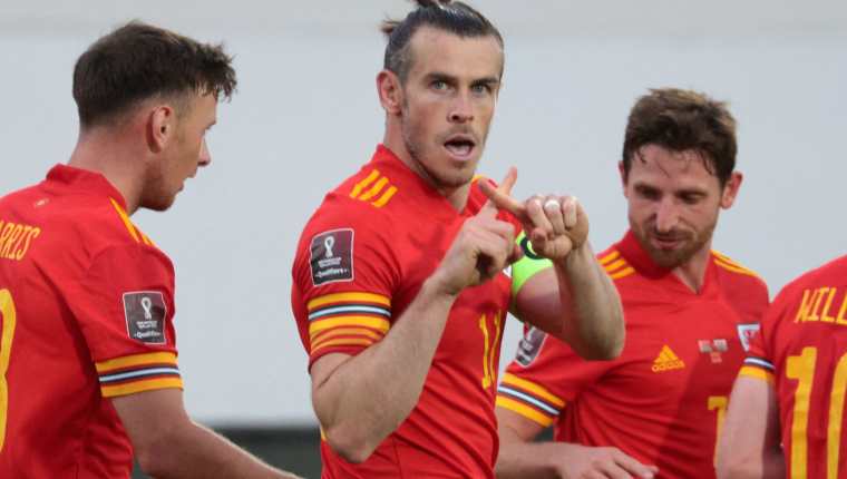 El delantero galés Gareth Bale (Centro) celebra con sus compañeros luego de marcar su tercer gol ante Bielorrusia por las eliminatorias rumbo a Catar 2022.(Foto Prensa Libre: AFP)