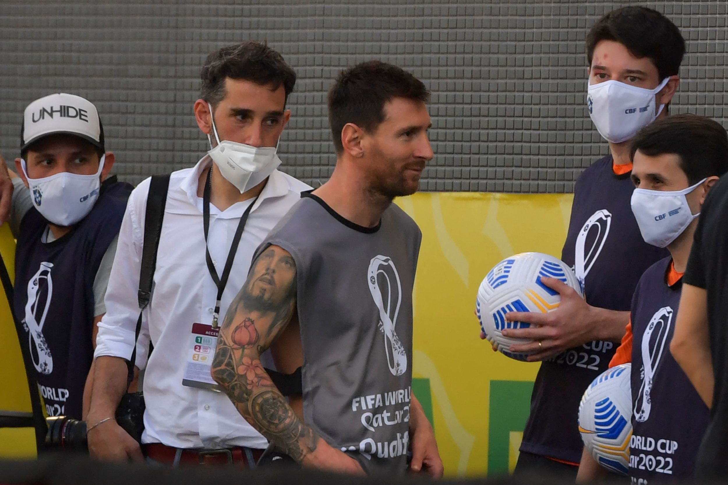 Lionel Messi estuvo con una pechera (gabacha) durante la discusión con personal sanitario brasileño que obligó, finalmente, a suspender el clásico entre Brasil y Argentina en Sao Paulo el domingo 5 de septiembre. Foto Prensa Libre: AFP.