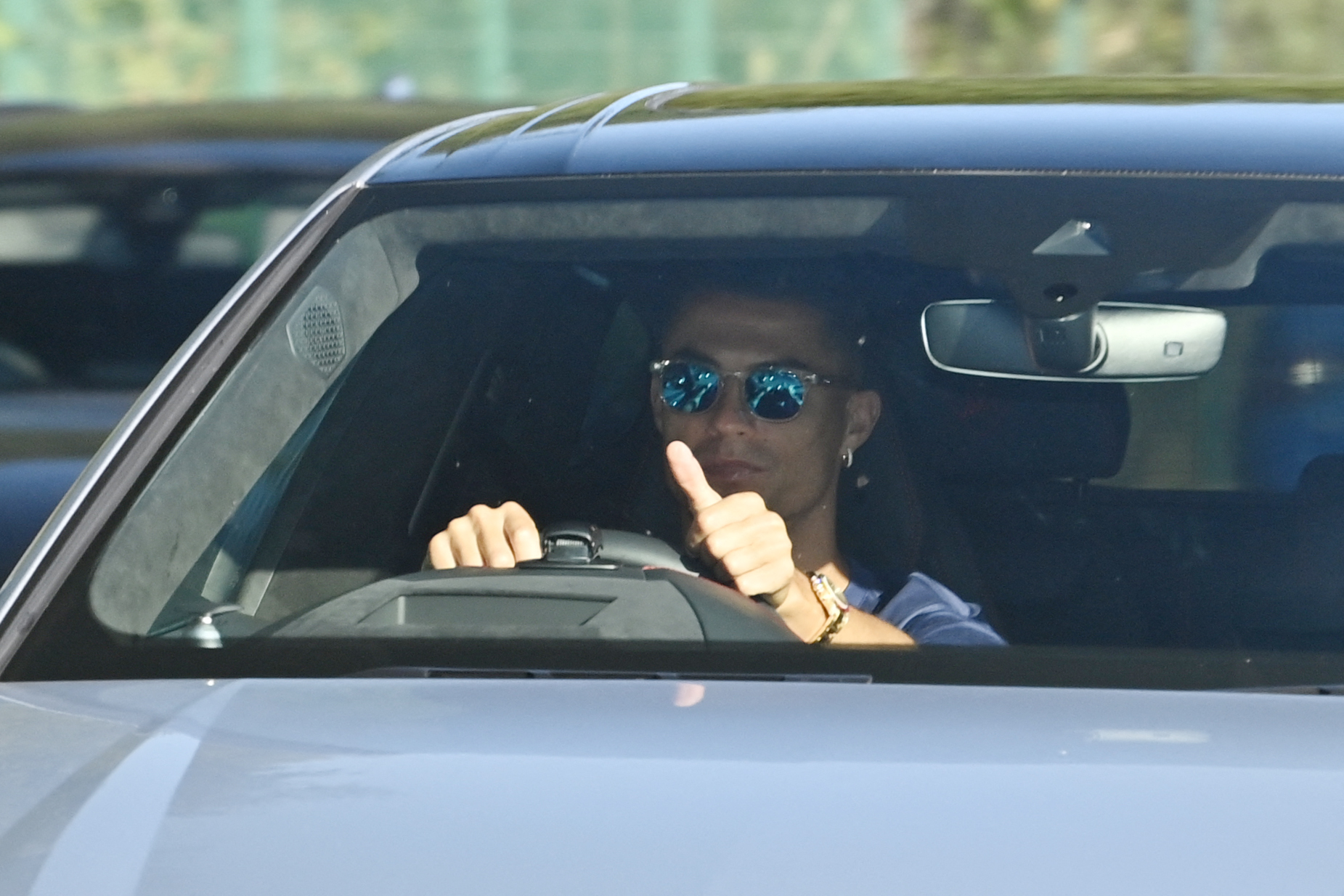 De esta forma llegó Cristiano Ronaldo a uno de los entrenos con el Manchester United. El luso podría ver acción el sábado 11 de septiembre en la Premier League. Foto Prensa Libre: AFP.