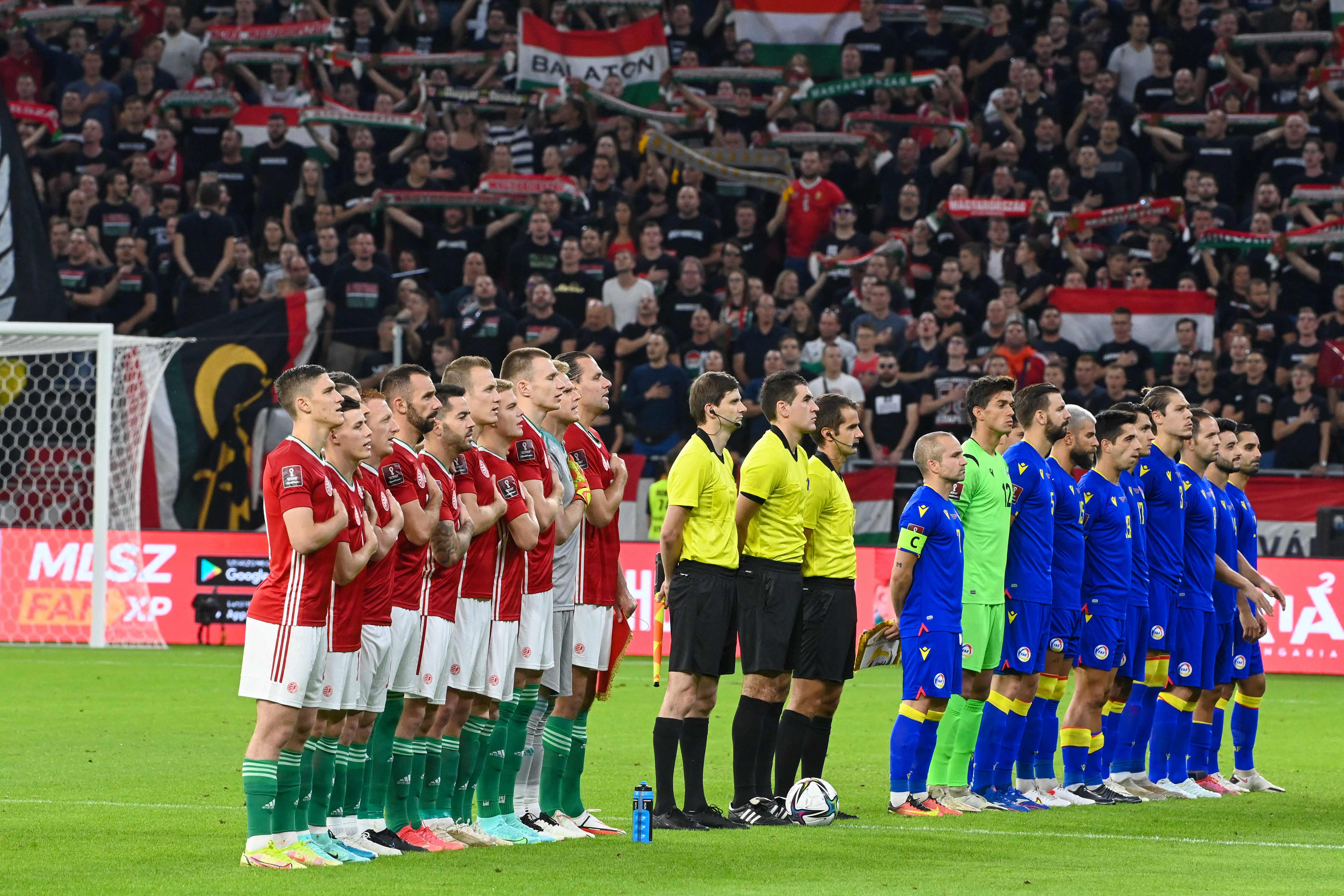 Los jugadores de Andorra y Hungría durante un partido eliminatorio para Qatar 2022. Las ligas de Europa han mostrado su rechazo a llevar a cabo los mundiales de futbol cada dos años. Foto Prensa Libre: AFP