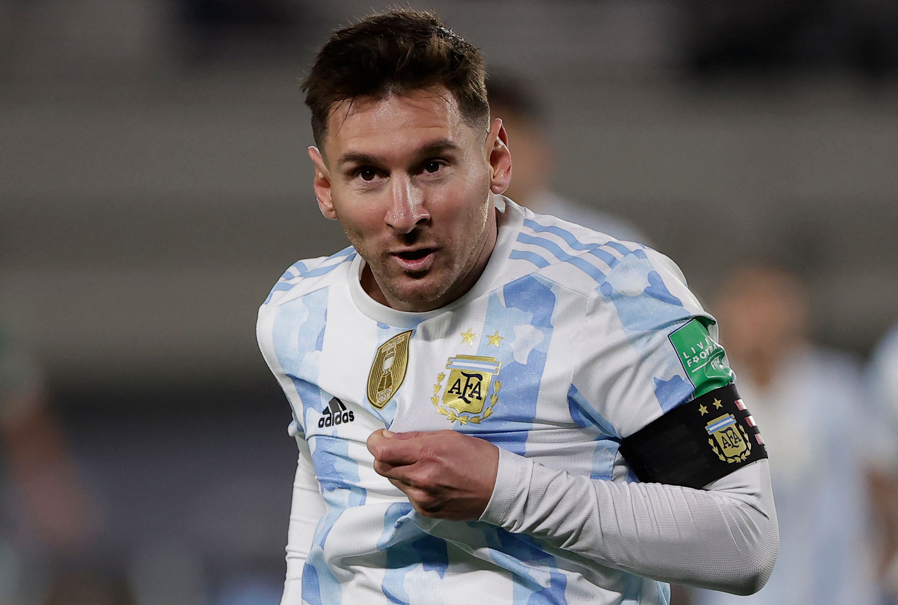 El argentino Lionel Messi anotó un triplete ante Bolivia en el partido de las eliminatorias para el mundial de Qatar 2022 en el estadio Monumental. AFP.