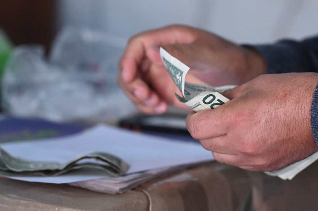 El gobierno salvadoreño ofrece incentivo a las personas que comiencen a utilizar el bitcóin. (Foto Prensa Libre: AFP)