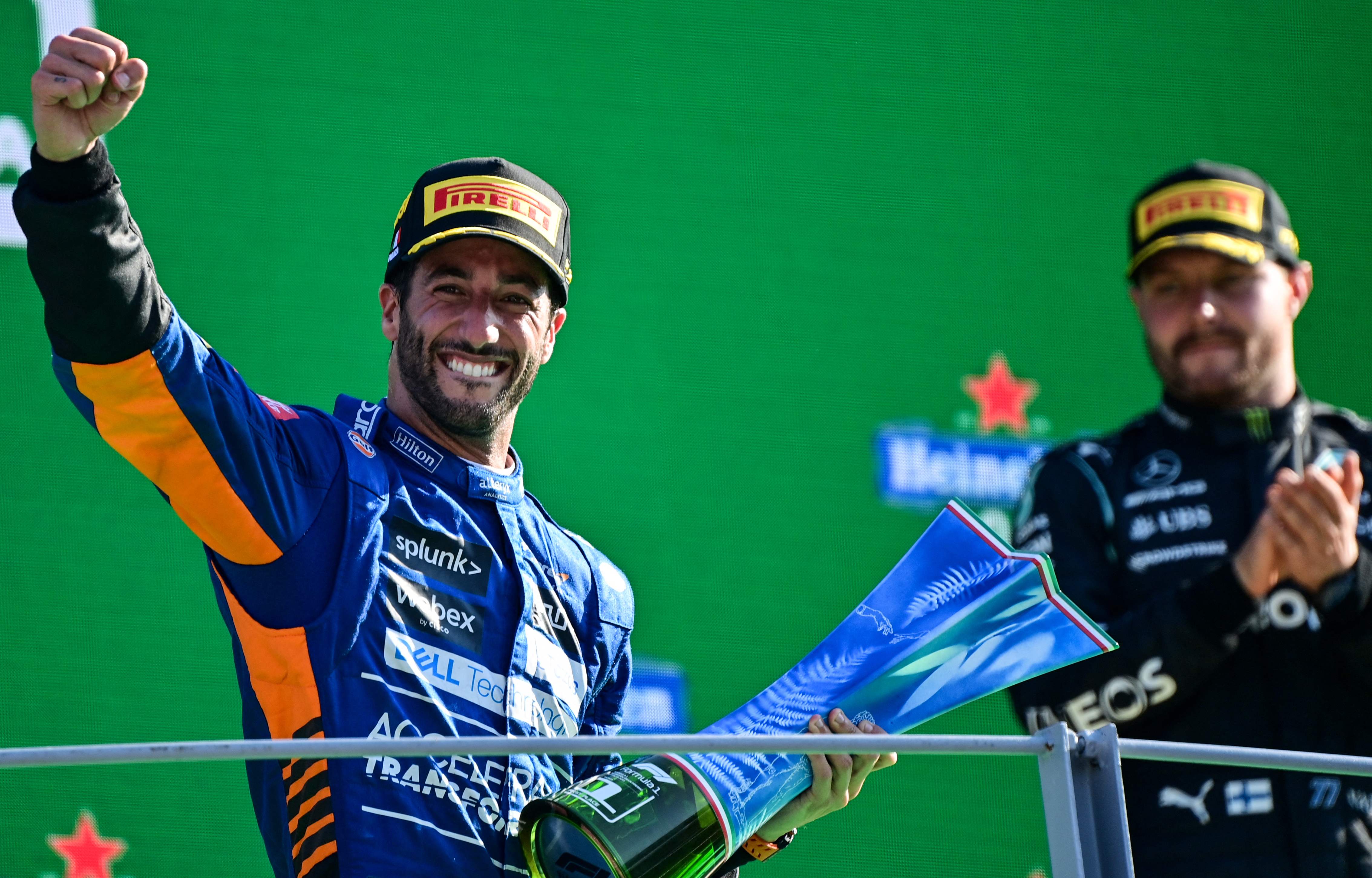 El piloto de McLaren Daniel Ricciardo junto al tercer lugar de Mercedes Valtteri Bottas festejan en el podio después del Grand Prix italiano. (Foto Prensa Libre: AFP)