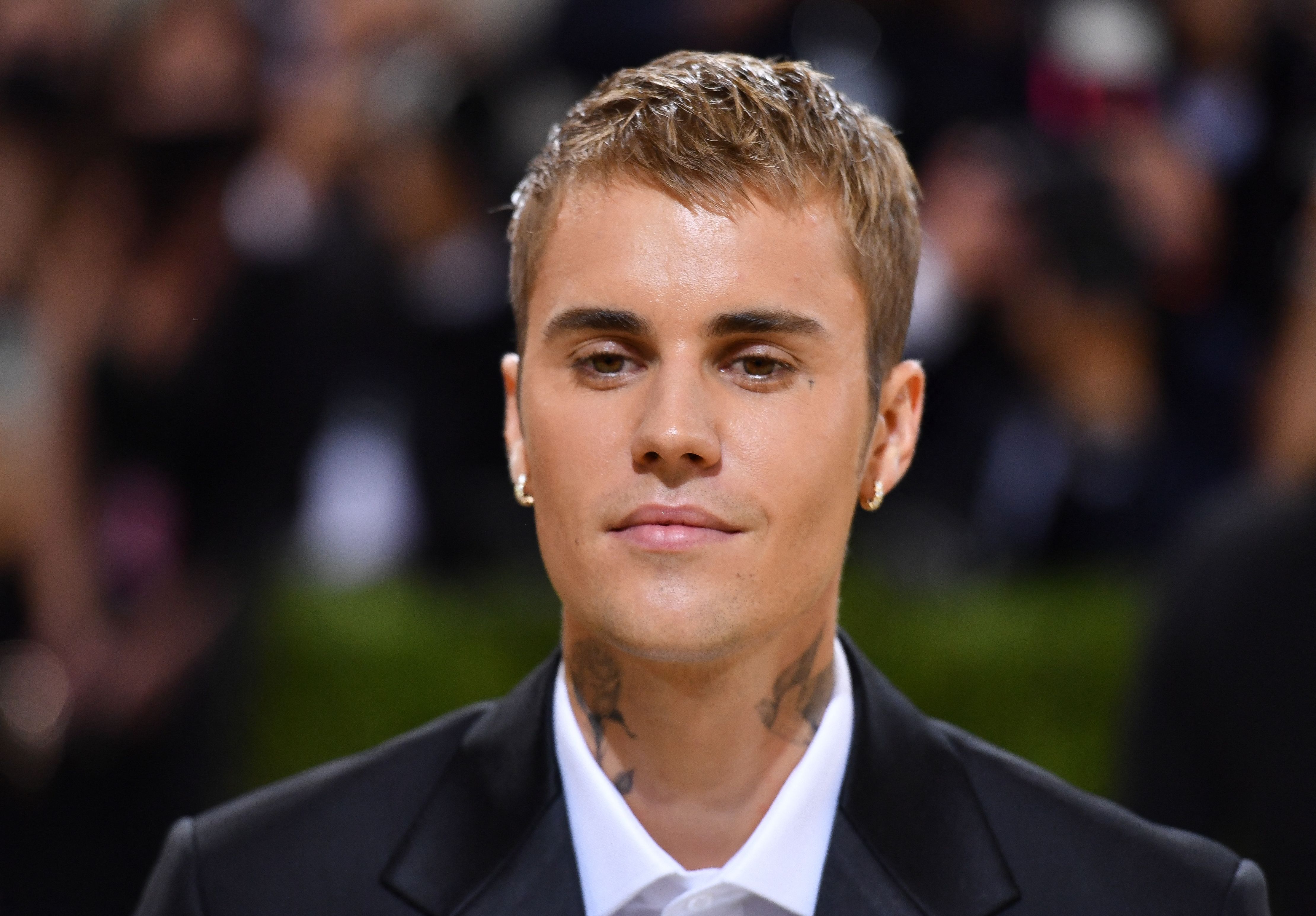 Canadian singer Justin Bieber arrives for the 2021 Met Gala at the Metropolitan Museum of Art on September 13, 2021 in New York. - This year's Met Gala has a distinctively youthful imprint, hosted by singer Billie Eilish, actor Timothee Chalamet, poet Amanda Gorman and tennis star Naomi Osaka, none of them older than 25. The 2021 theme is "In America: A Lexicon of Fashion." (Photo by Angela WEISS / AFP)