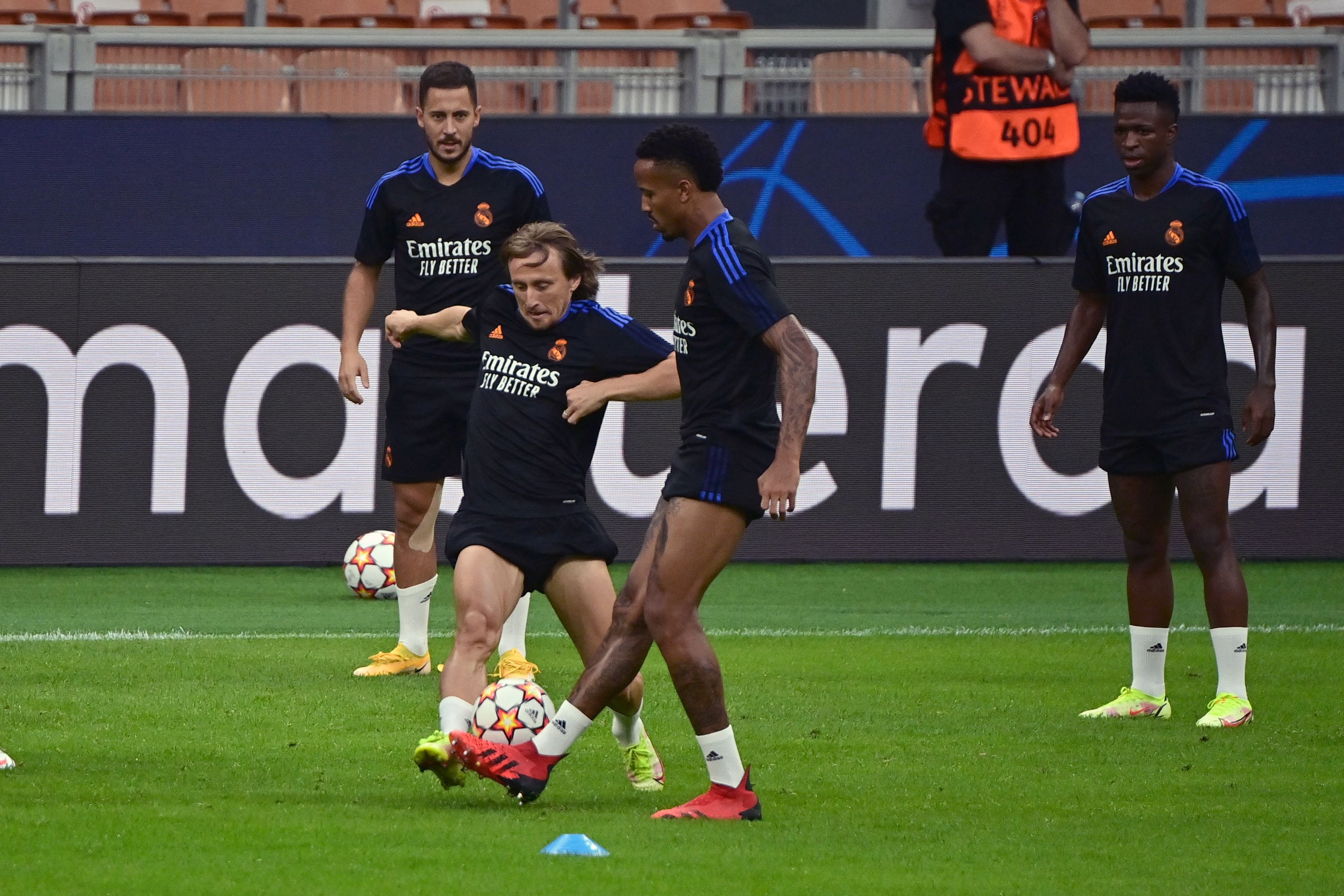 El mediocampista croata del Real Madrid, Luka Modric (C) entrena en el estadio San Siro en Milán antes de enfrentar al Inter en la Champions League. Foto Prensa Libre: AFP.