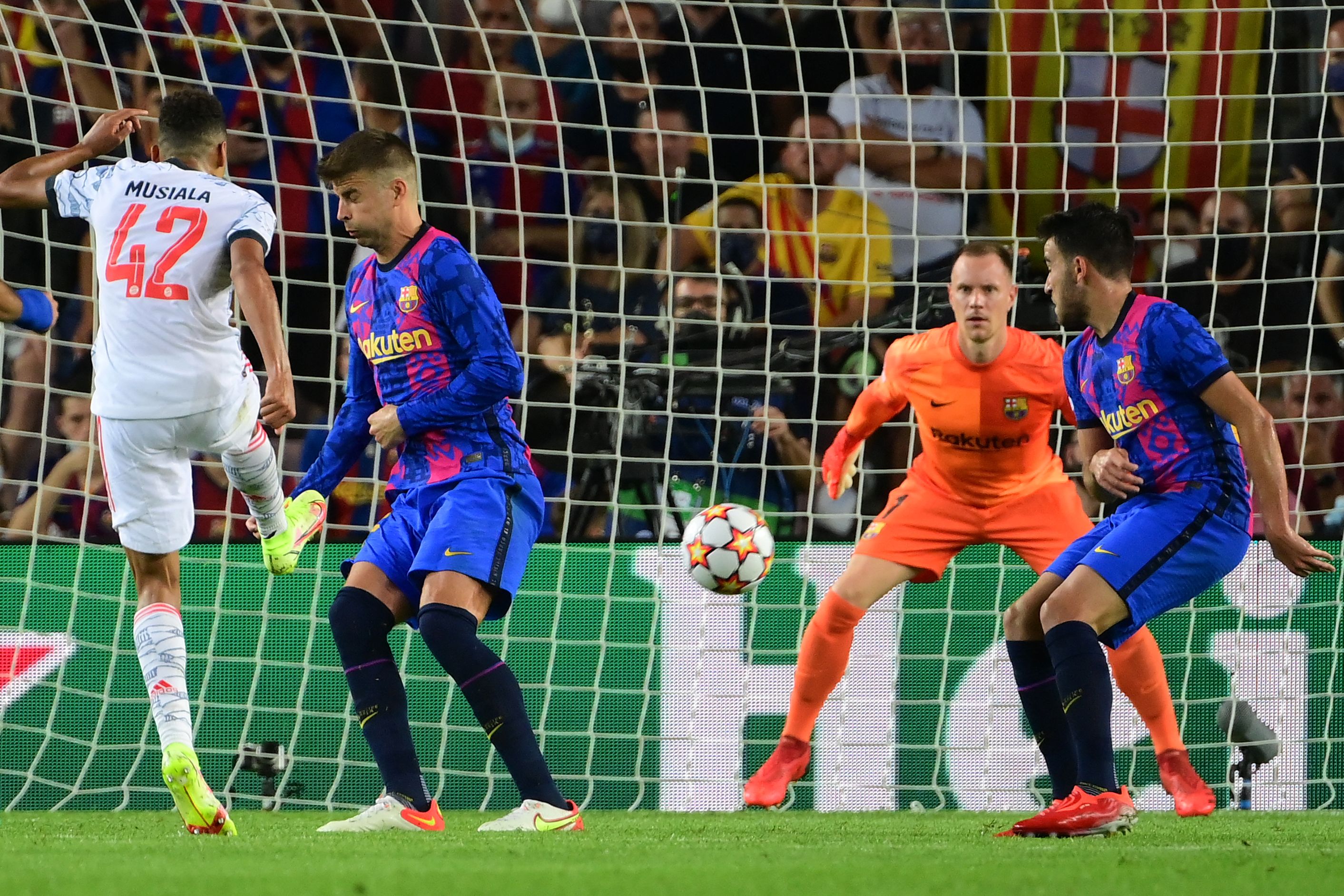 El mediocampista del Bayern Jamal Musiala (I) patea un balón frente al portero del Barcelona Marc-Andre ter Stegen. El primer juego que disputaron en España ganaron 0-3 los bávaros. Foto Prensa Libre: AFP.