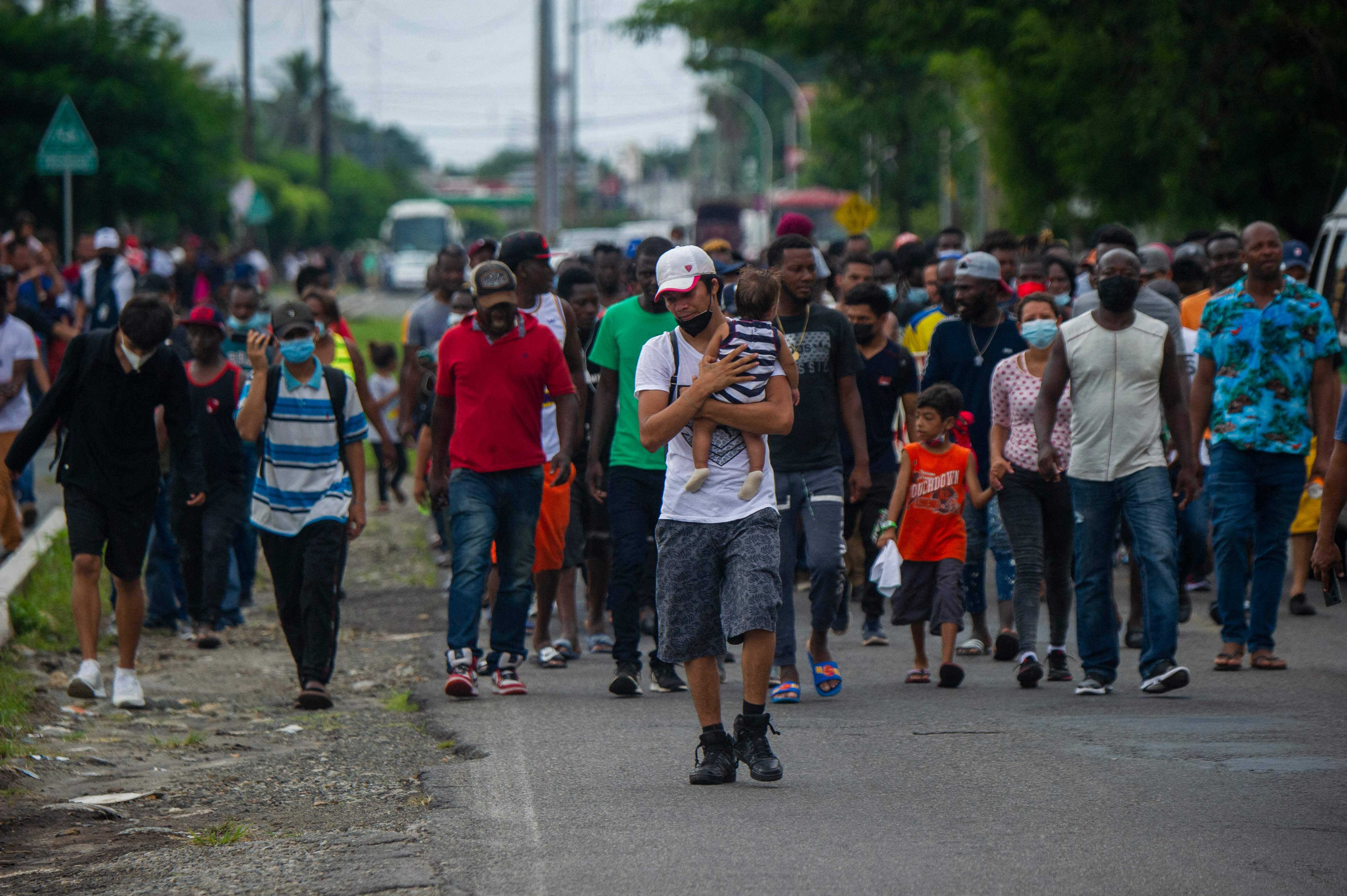 Miles de migrantes deambulan por las calles de Tapachula, Chiapas, fronterizas con Tecún Umán, San Marcos, Guatemala. (Foto Prensa Libre: AFP)