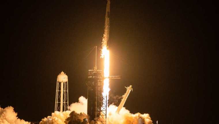 La misión de SpaceX representa un hito en los viajes espaciales. (Foto Prensa Libre: EFE)