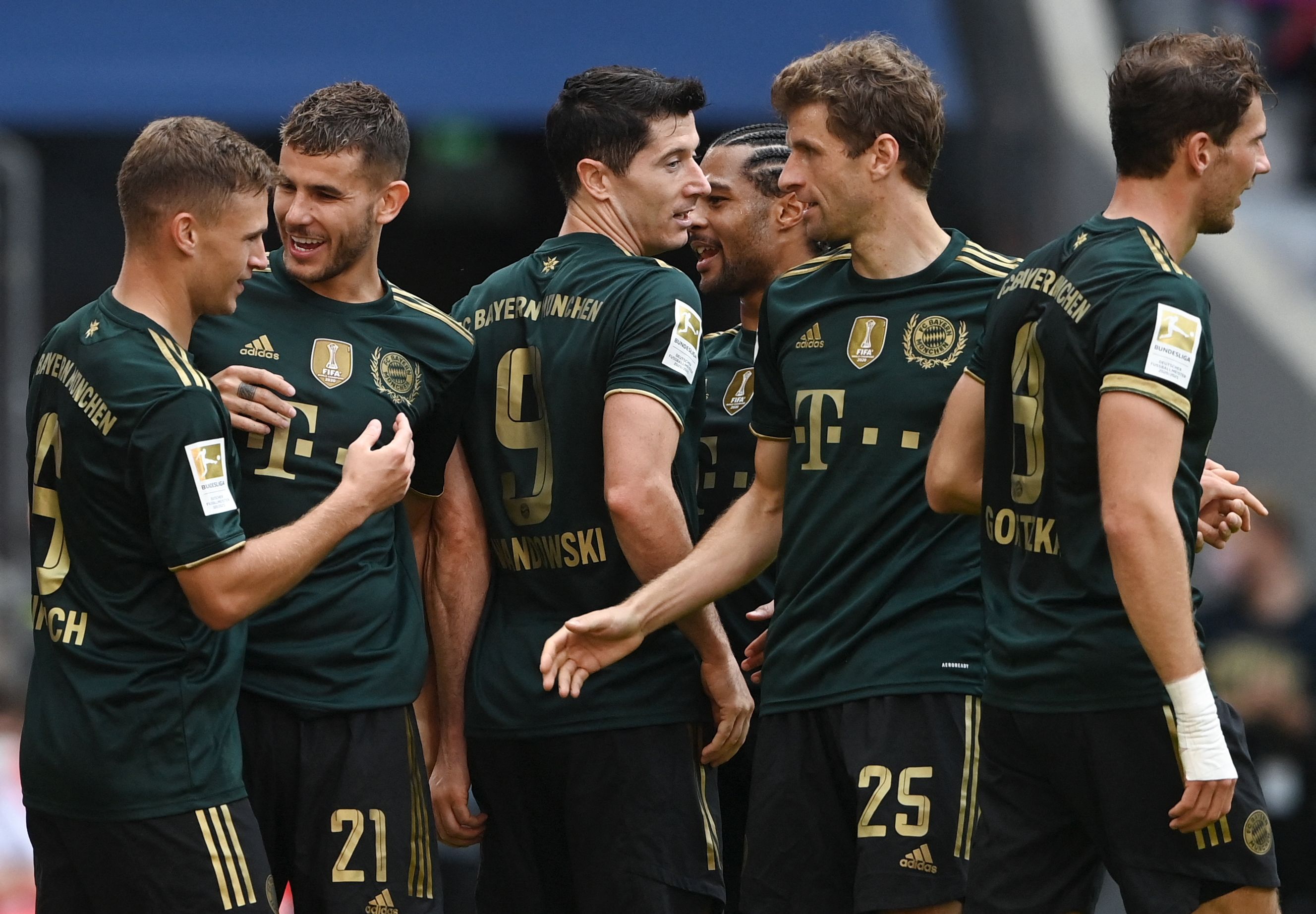 Los jugadores del Bayern Munich, Joshua Kimmich, Lucas Hernandez, Robert Lewandowski, Serge Gnabry, Thomas Mueller y Leon Goretzka celebran su sexto tanto al VfL Bochum. (Foto Prensa Libre: AFP)