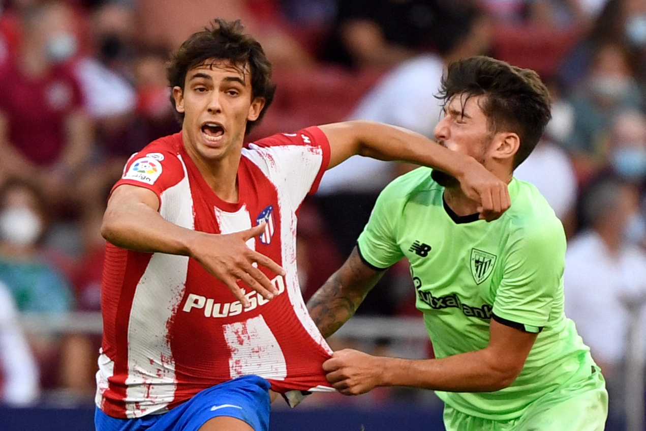 El jugador Atletico Madrid, Joao Felix (izq) golpea con el codo a Unai Vencedor del Athletic Bilbao en el Wanda Metropolitano. (Foto Prensa Libre: AFP)
