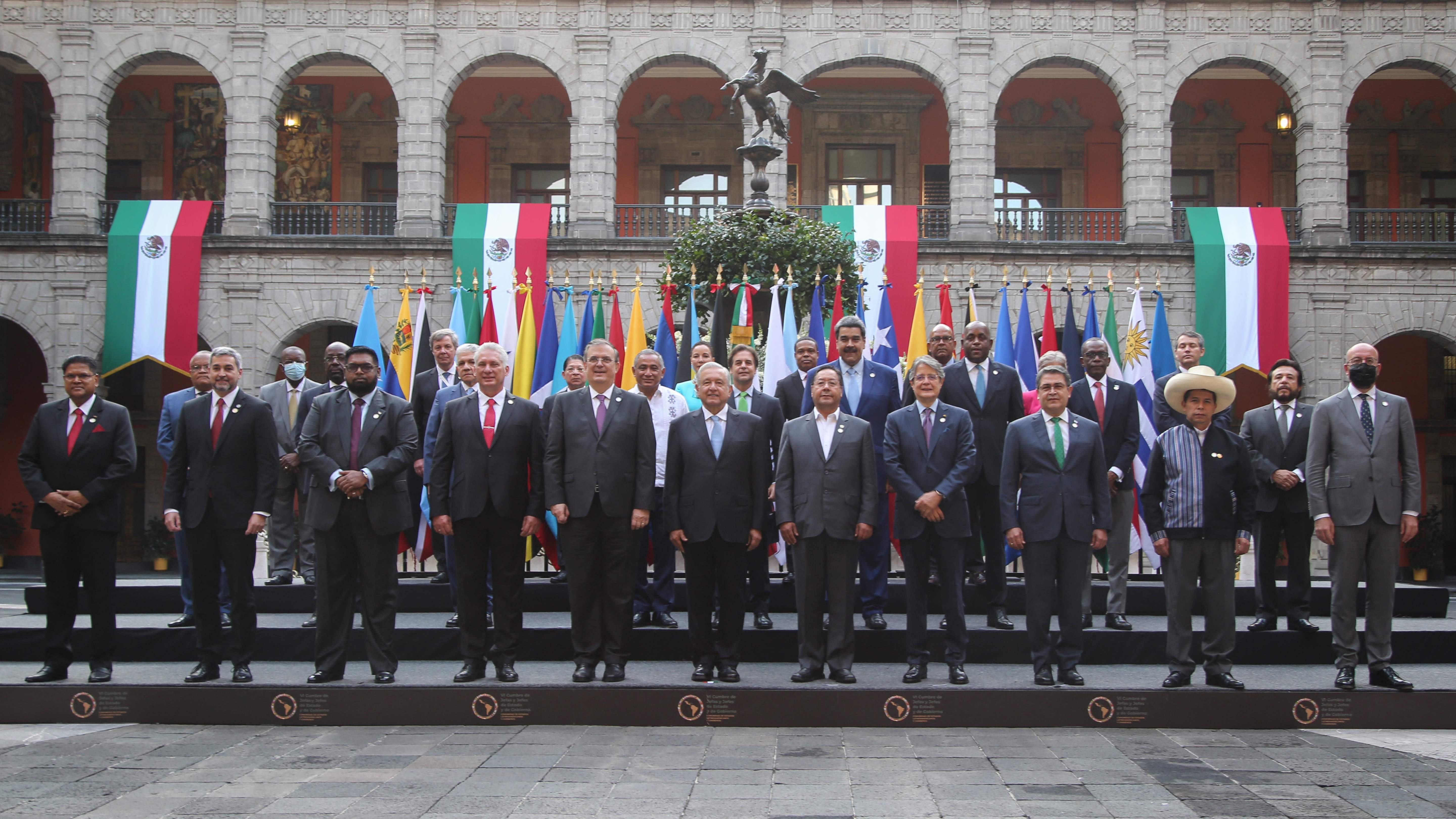 Imagen del folleto difundido por la Presidencia de México que muestra a los presidentes y representantes posando para la foto familiar de la Sexta Cumbre de la Comunidad de Estados Latinoamericanos y Caribeños (CELAC) en el Palacio Nacional de México, en la Ciudad de México el 18 de septiembre de 2021. (Foto Prensa Libre: AFP)