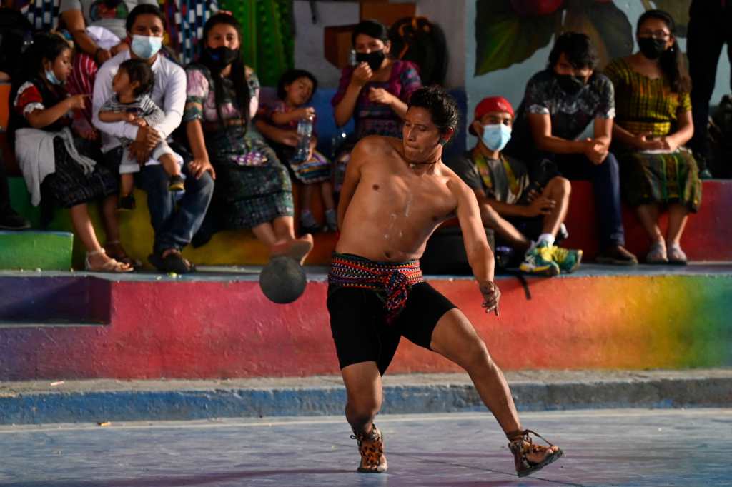 Grupo de juego de pelota maya, en San Juan La Laguna, Sololá. (Foto Prensa Libre: AFP)