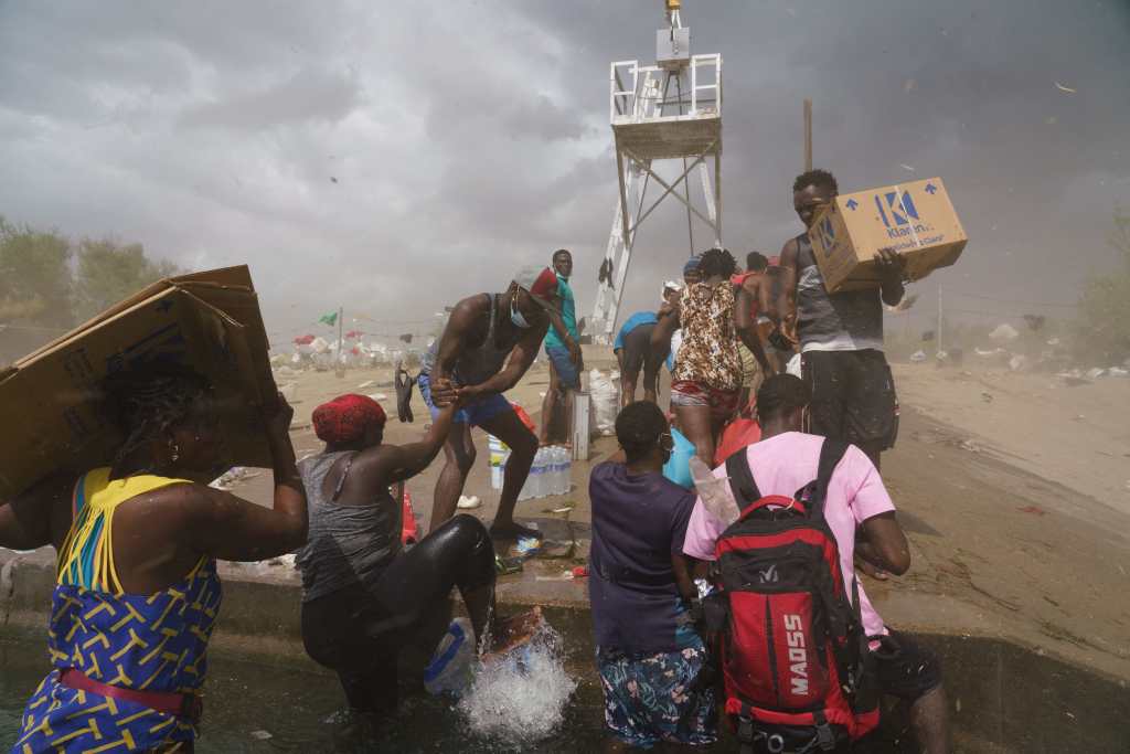 (Haitianos esperan ingresar a EE. UU. después de miles de kilómetros de travesía. (Foto Prensa Libre: AFP)