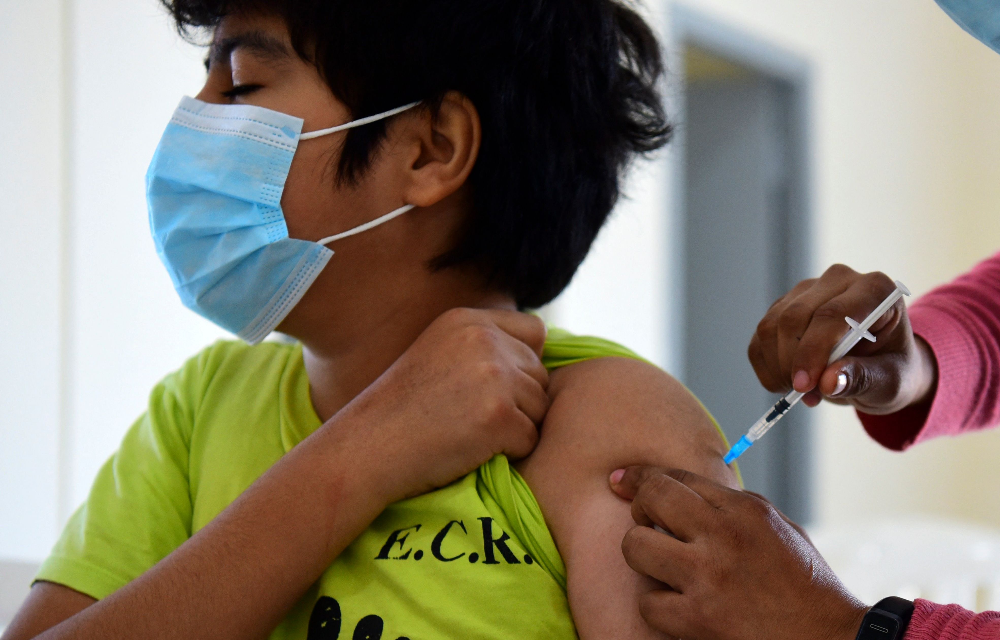Foto de archivo que muestra a un menor de edad que recibe su dosis de vacuna contra el covid-19 de  Pfizer-BioNTech. (Foto Prensa Libre: AFP)