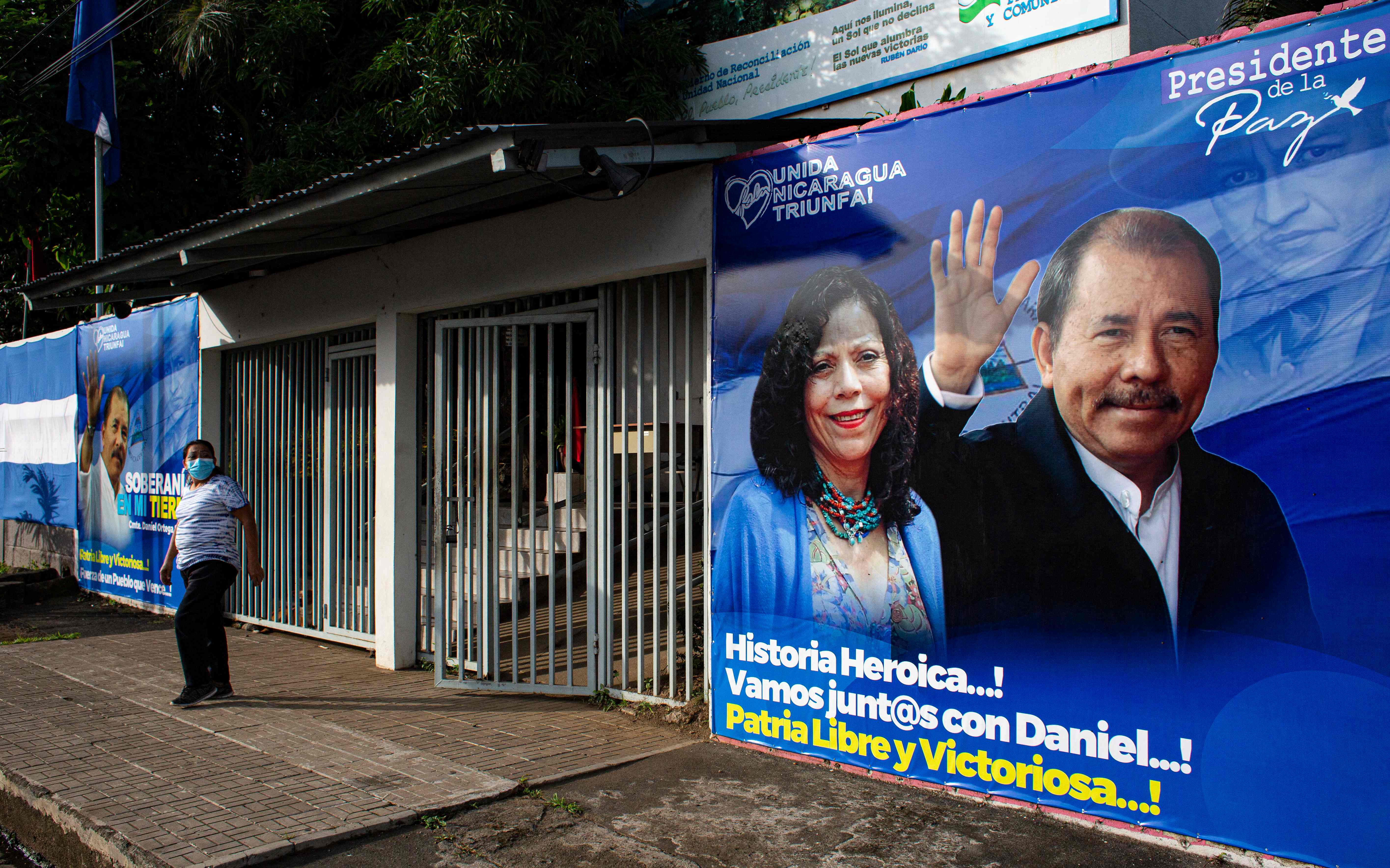 En las calles de Managua abunda la propaganda electoral de Daniel Ortega y su esposa Rosario Murillo, la dupla tiene escasa competencia por el encarcelamiento de importantes opositores políticos. (Foto Prensa Libre: AFP)