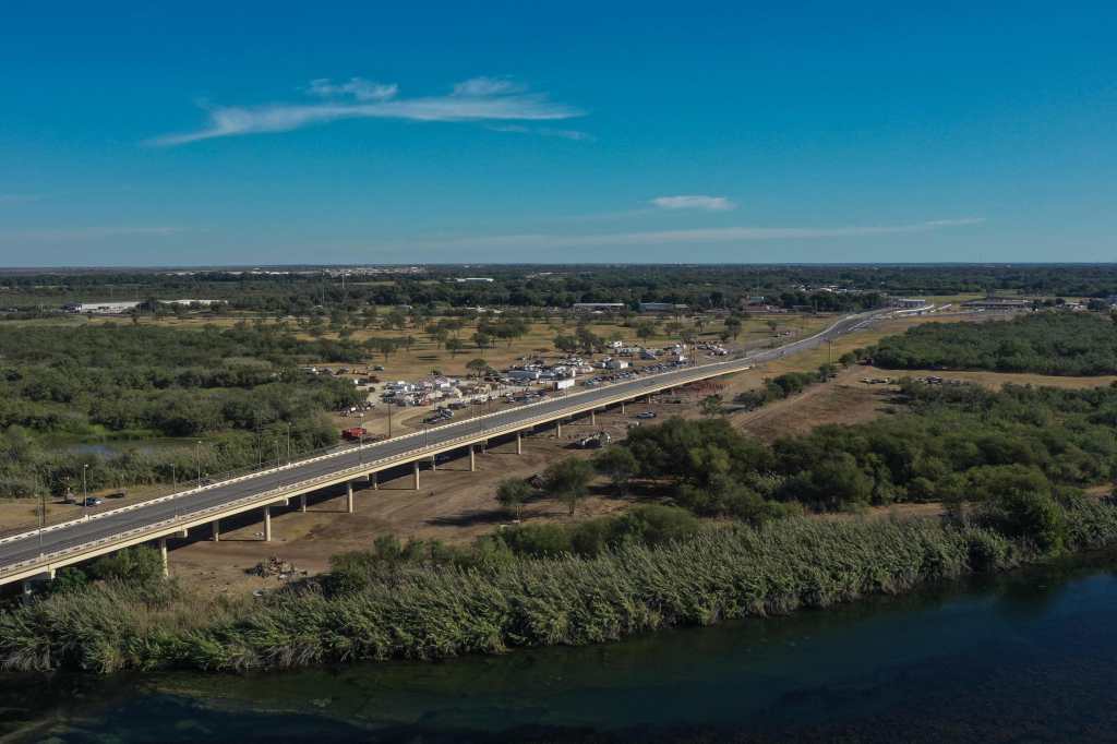 Vista aérea de puente en el que habitaban temporalmente miles de migrantes en Del Río, Texas, y que ahora luce vacío. (Foto Prensa Libre: AFP)
