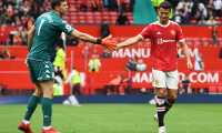 El arquero del Aston Villa Emiliano Martinez (Izq) choca su mano con el goleador del Manchester United, Cristiano Ronaldo. (Foto Prensa Libre: AFP)
