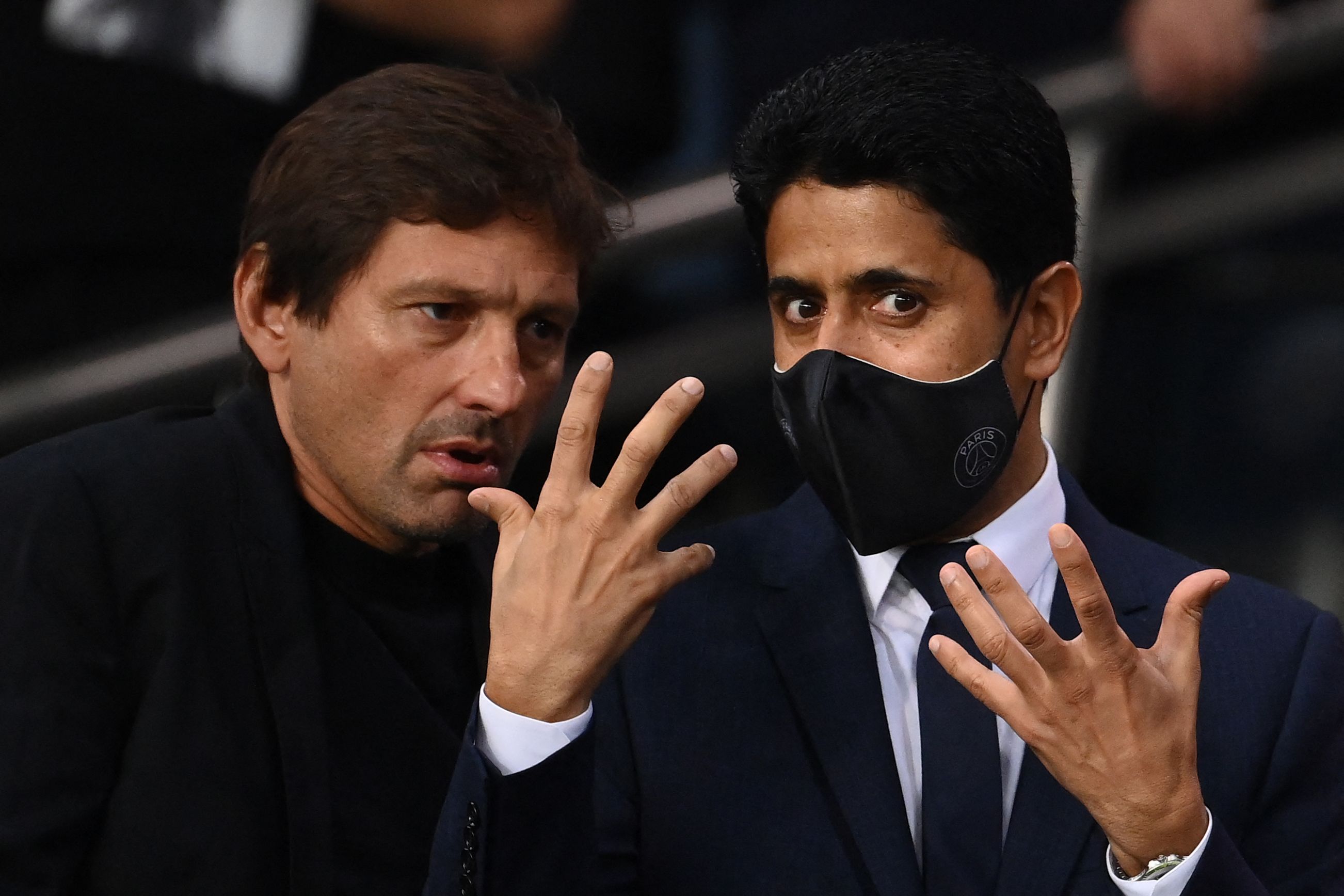 El brasileño del Paris Saint-Germain Leonardo (izquierda) y el catarí Nasser Al-Khelaifi (derecha) cuando su club enfrentó al Montpellier (MHSC) en el Parc des Princes el pasado 25 de septiembre. (Foto Prensa Libre: AFP)