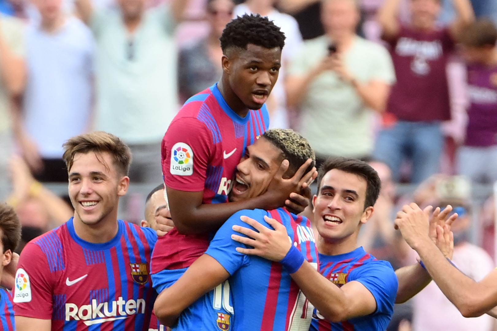 El jugador del Barcelona, Ansu Fati (centro) festeja el tercer gol de los suyos ante el Levante UD en el Camp Nou. (Foto Prensa Libre: AFP)