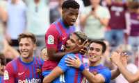 El jugador del Barcelona, Ansu Fati (centro) festeja el tercer gol de los suyos ante el Levante UD en el Camp Nou. (Foto Prensa Libre: AFP)