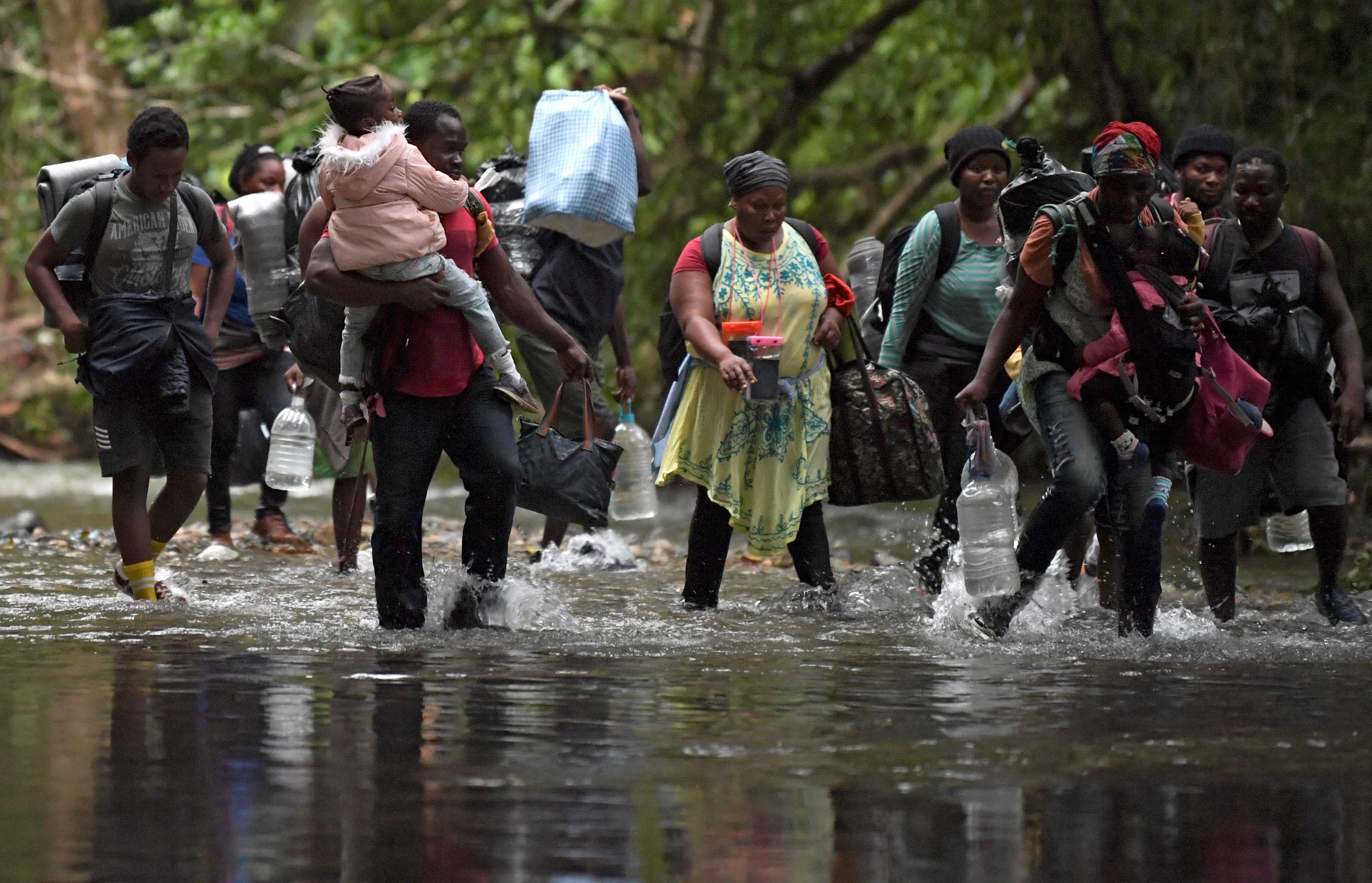 En su camino hacia Estados Unidos, decenas de haitianos avanzan la jungla del Darien, cerca de  Acandi, departamento de Choco, Colombia, rumbo a Panamá. (Foto Prensa Libre: AFP)
