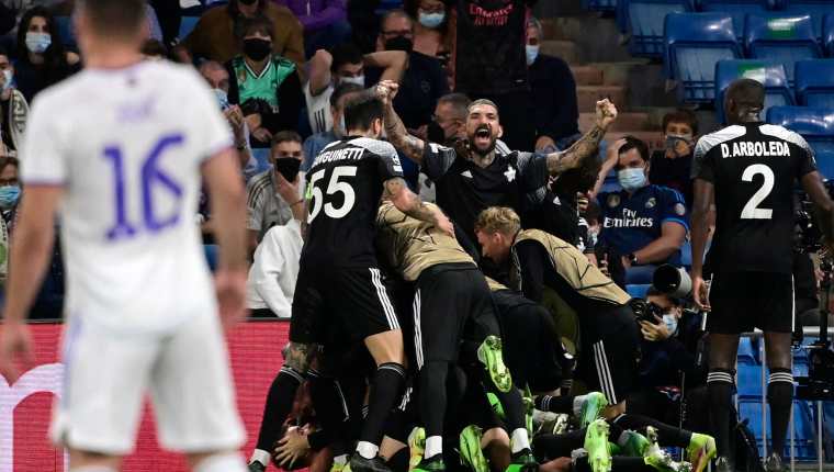 Los jugadores del Sheriff festejaron en el Santiago Bernabéu. (Foto Prensa Libre: AFP)