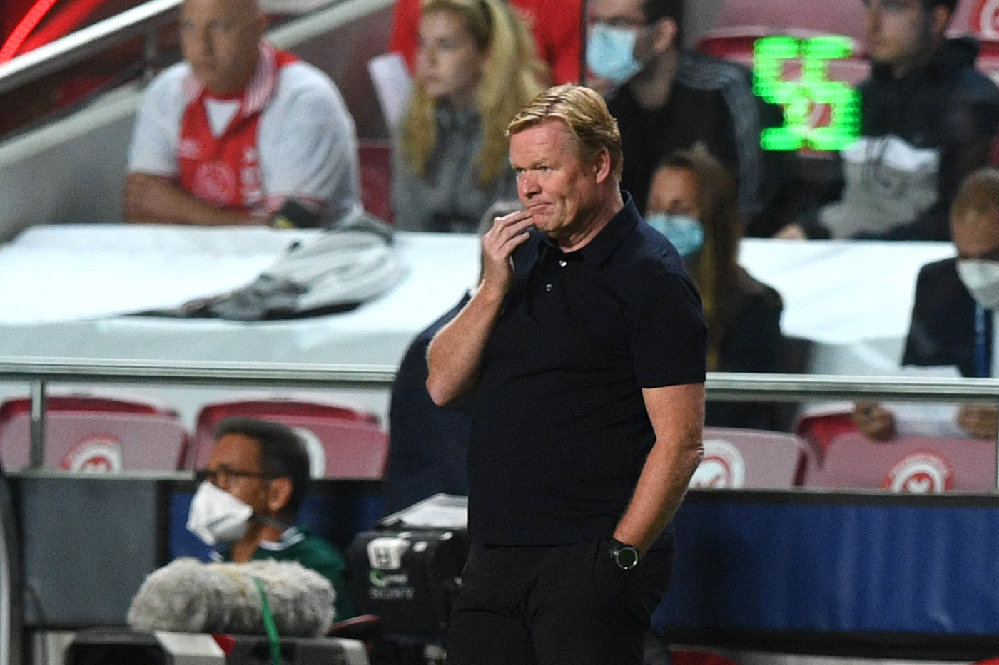 Barcelona's Dutch coach Ronald Koeman reacts during the UEFA Champions League first round group E footbal match between Benfica and Barcelona at the Luz stadium in Lisbon on September 29, 2021. (Photo by PATRICIA DE MELO MOREIRA / AFP)
