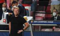 Barcelona's Dutch coach Ronald Koeman reacts after the UEFA Champions League first round group E footbal match between Benfica and Barcelona at the Luz stadium in Lisbon on September 29, 2021. (Photo by PATRICIA DE MELO MOREIRA / AFP)