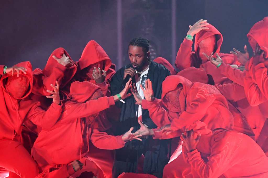 Kendrick Lamar actúa durante los Grammy Awards en Nueva York. (Foto Prensa Libre: AFP)