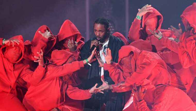 Kendrick Lamar actúa durante los Grammy Awards en Nueva York. (Foto Prensa Libre: AFP)