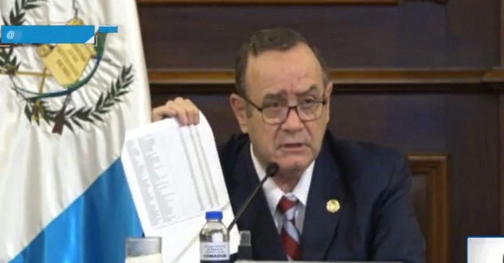 Giammattei muestra un listado de vacunación en municipios al responderle al alcalde de San Pedro Sacatepéquez. (Foto Prensa Libre: Tomada de video del gobierno).