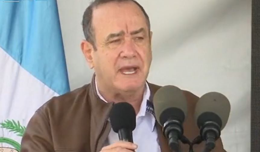 Alejandro Giammattei en actividad en San Juan Sacatepéquez se refirió a la vacuna contra el covid-19. (Foto Prensa Libre: Tomada de video de gobierno)