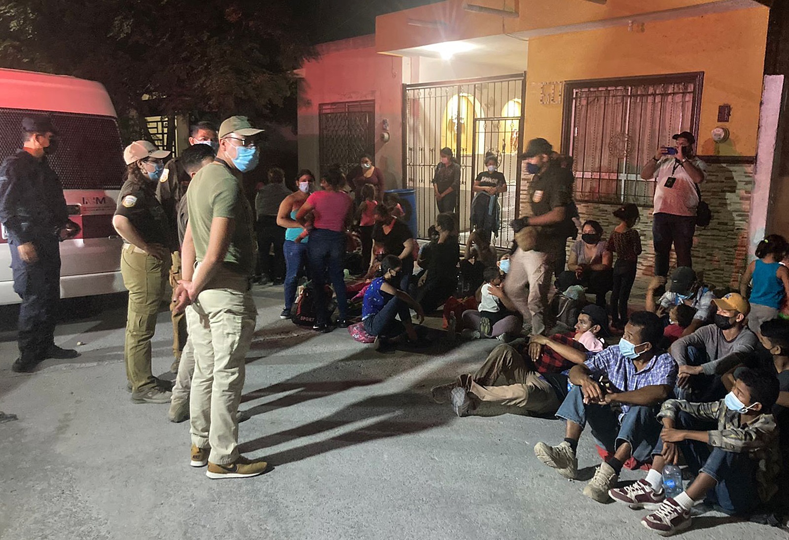 Un total de 648 migrantes centroamericanos fueron hallados por agentes del Instituto Nacional de Migración. (Foto Prensa Libre: EFE)