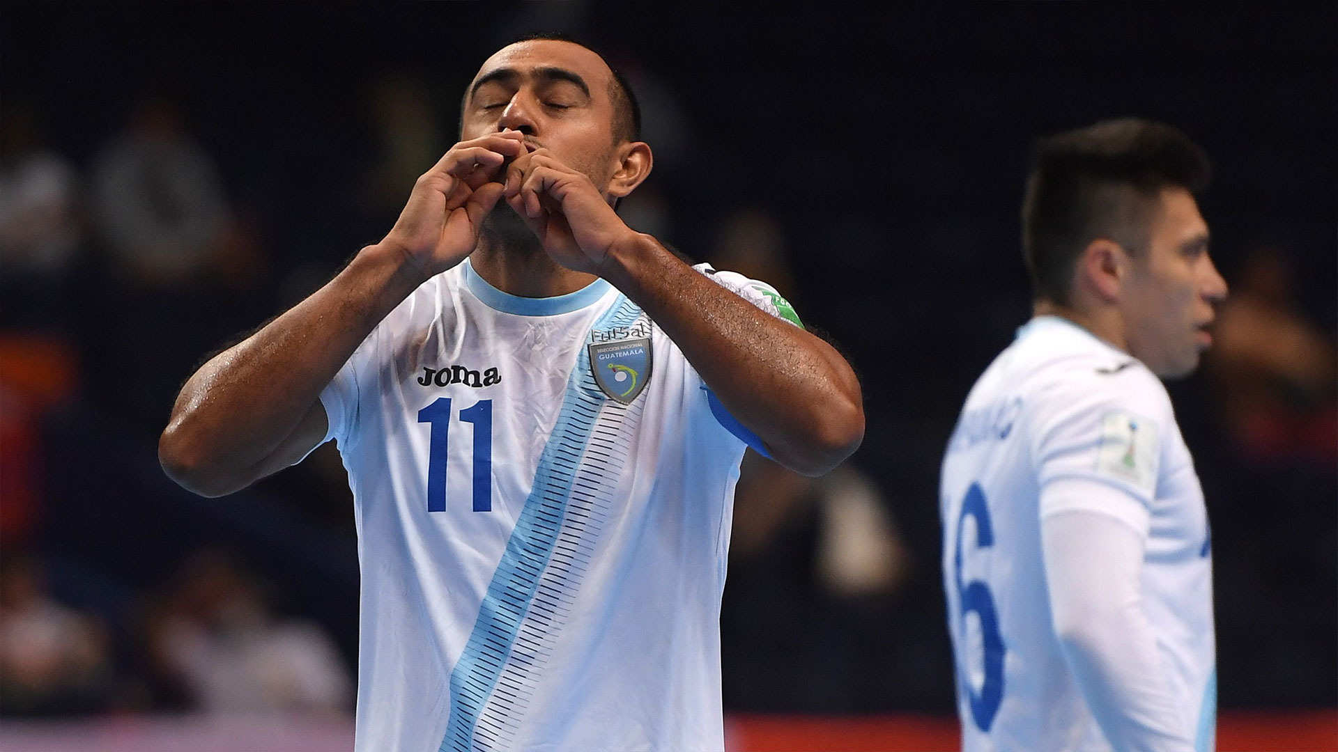 Allan Aguilar festeja besando sus dedos tras anotar el tercer gol de Guatemala este domingo ante Uzbekistán. (Foto Prensa Libre: Fedefut Twitter)