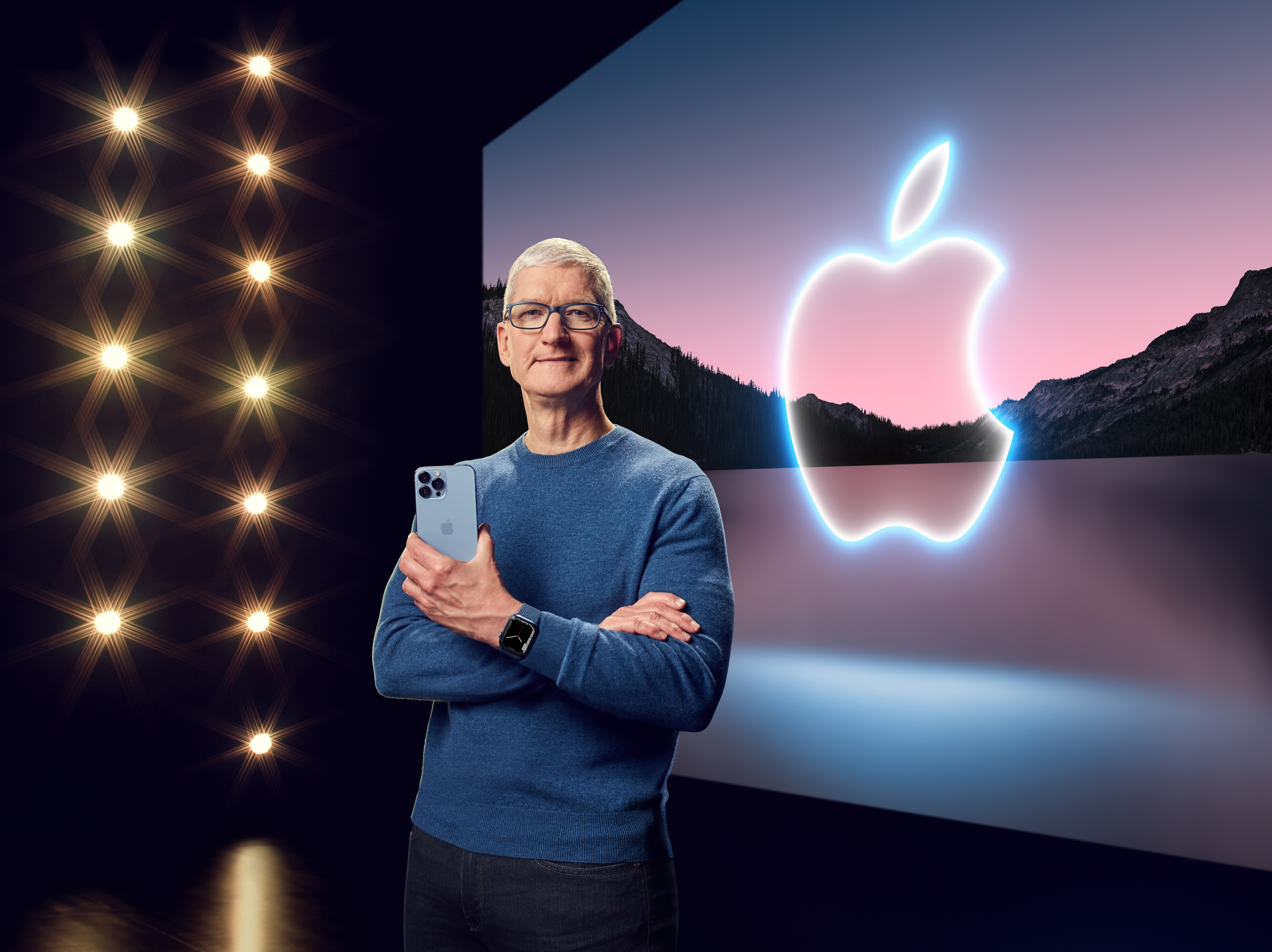 Tim Cook, CEO de Apple, muestra el iPhone 13 y Apple Watch Series 7 durante el evento especial. (Foto Prensa Libre: Apple)