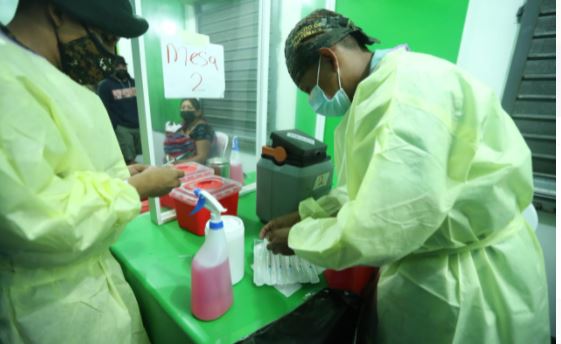 El gobierno impulsa brigadas de vacunación para contener el avance del covid-19. (Foto Prensa Libre: María José Bonilla) 
