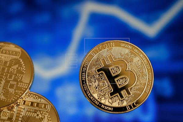 Bitcoin, la criptomoneda más importante, tuvo un retroceso de 8.6% luego del anuncio de que en China serán ilegales las actividades con esos activos. (Foto Prensa Libre: EFE)