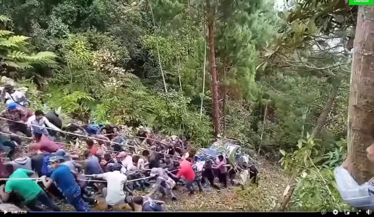 Pobladores de la aldea Tzoj Zunil, Santa Eulalia, Huehuetenango, extraen un picop que cayó en un barranco. (Foto Prensa Libre: Captura de Pantalla)