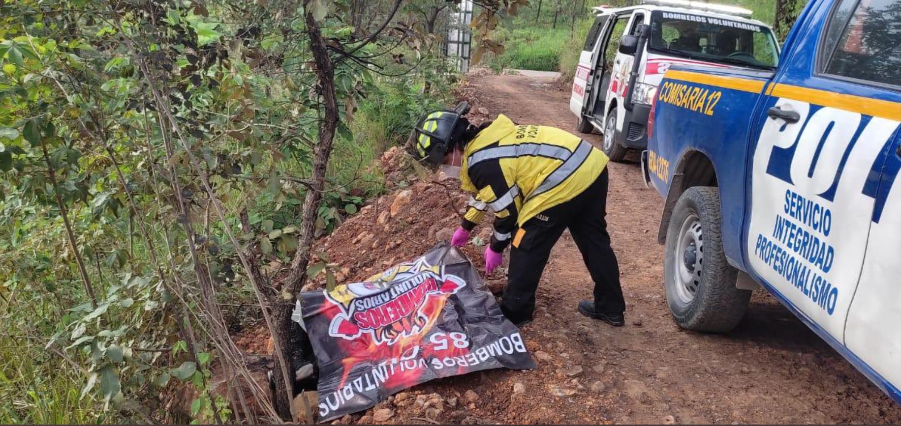En el kilómetro 24 de la ruta al Atlántico, en la aldea Llanos de Azacualpilla, Palencia, fue localizado otro cadáver carbonizado. (Foto Prensa Libre: CVB)