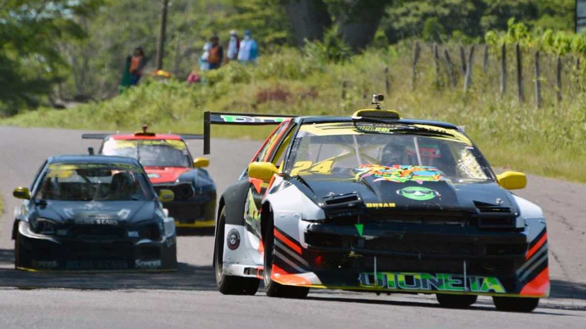 El piloto nacional Brian Palma conquistó la Pole Position de la división GTR en El Jabalí, El Salvador. (Foto Prensa Libre)