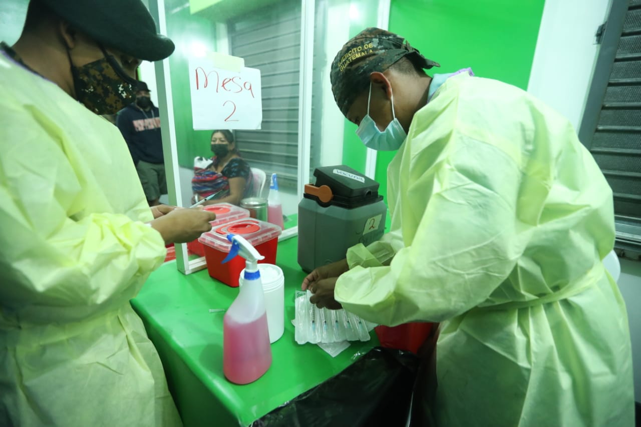 Personal del Ejército de Guatemala colabora en la aplicación de la vacuna contra el coronavirus. (Foto Prensa Libre: María José Bonilla)