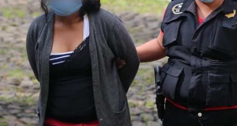 Rosa Lina Ozuna Flores fue capturada en Palencia señalada de maltrato a menores de edad. (Foto Prensa Libre: PNC) 