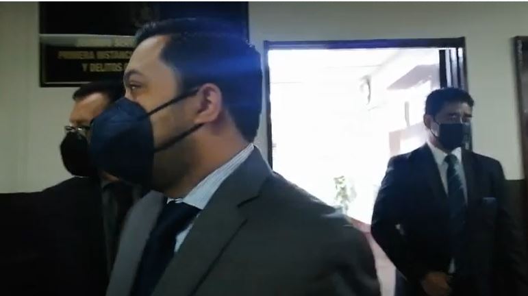 Carlos Velásquez Monge al salir de la audiencia luego de fuera cerrado el caso en su contra. (Foto Prensa Libre: Edwin Pitán)