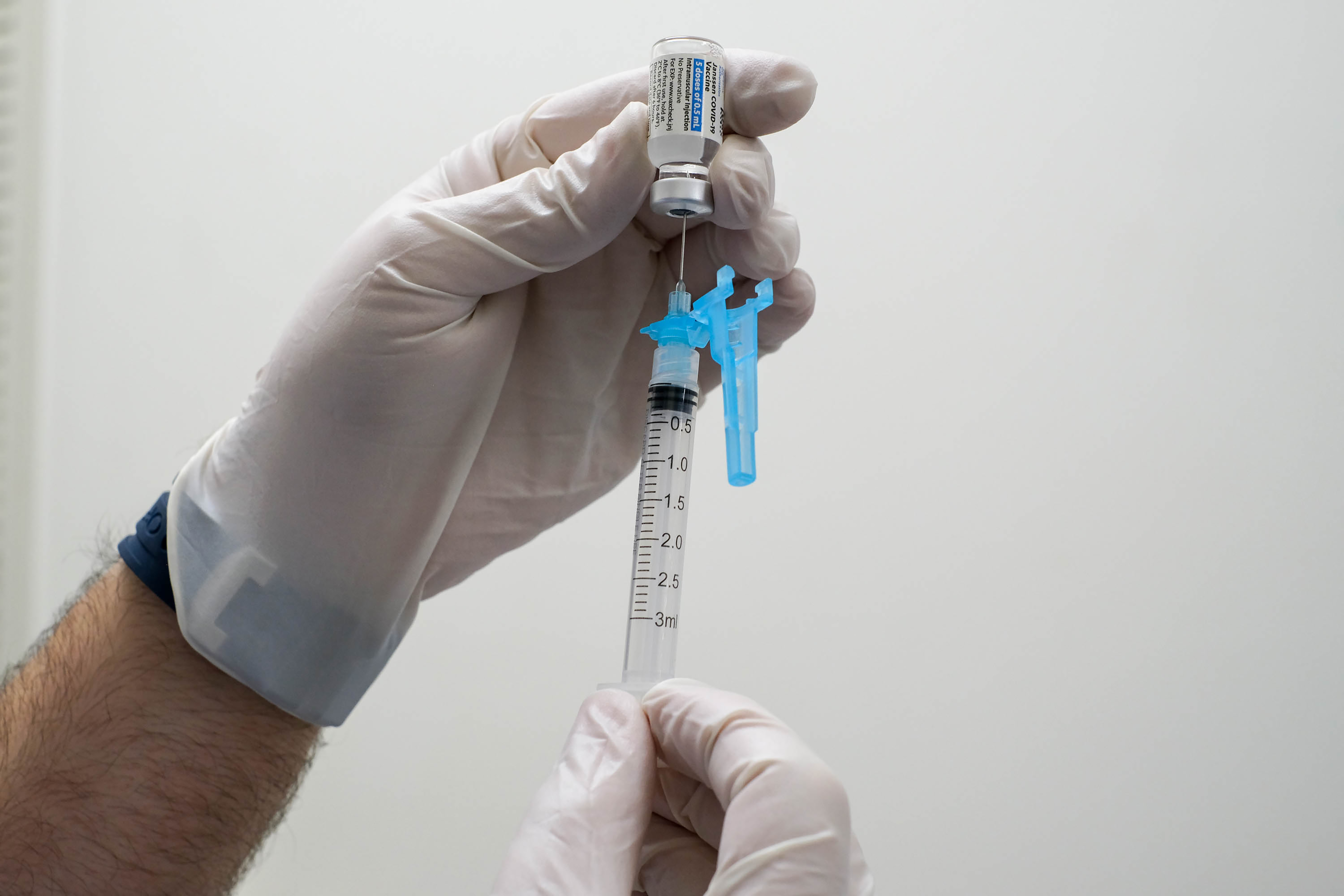 Los vacunados con J&J enfrentan un dilema