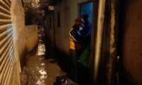 Flujo de lodo y colapso de drenajes afecta viviendas de la colonia Barrio Nuevo, zona 5 de la capital. (Foto Prensa Libre: Conred) 
