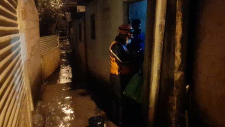 Flujo de lodo y colapso de drenajes afecta viviendas de la colonia Barrio Nuevo, zona 5 de la capital. (Foto Prensa Libre: Conred) 